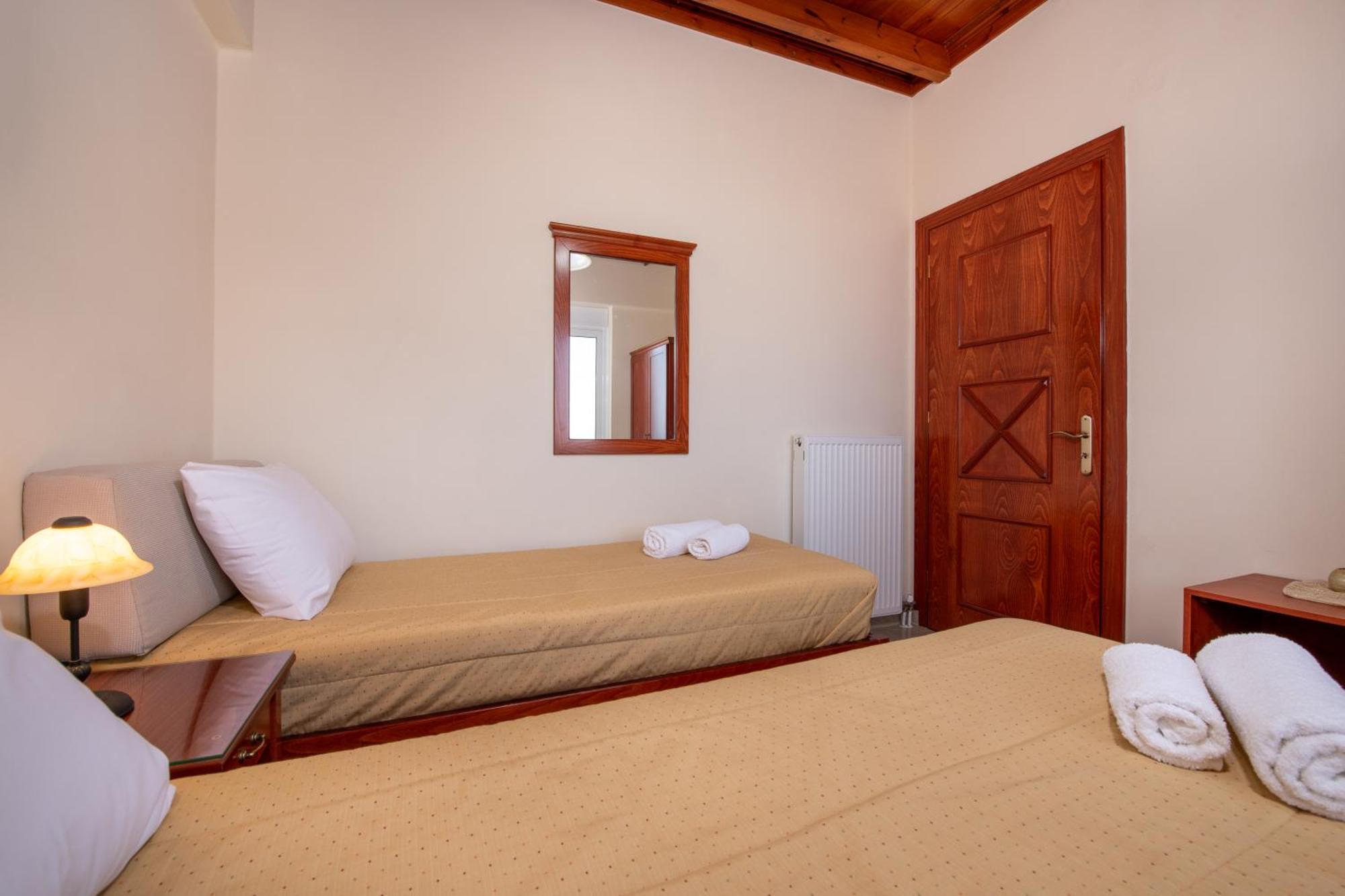 Socrates Holidays Apt. 2 With Pool Near The Beach Platanés Exterior foto